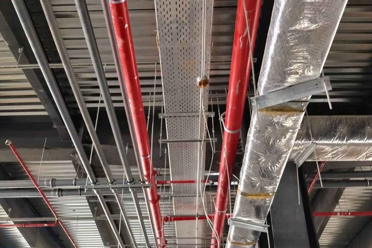 TEMCO data centre ceiling MEP, cable trays and industrial pipework above a finished slab